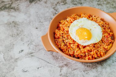 Kore yemeği kimchi, kızarmış pirinç yemeği ve beyaz tabakta kızarmış yumurta.