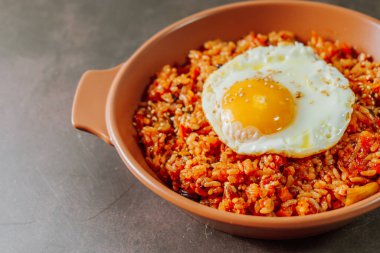 Kore yemeği kimchi, kızarmış pirinç yemeği ve beyaz tabakta kızarmış yumurta.
