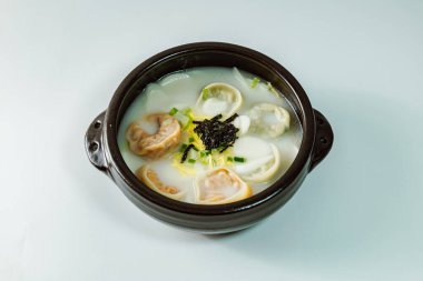 tteok mandu guk, Kore usulü hamur çorbası dilimlenmiş pirinç keki