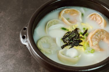 tteok mandu guk, Kore usulü hamur çorbası dilimlenmiş pirinç keki
