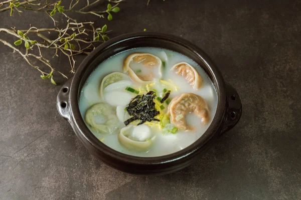 tteok mandu guk, Kore usulü hamur çorbası dilimlenmiş pirinç keki