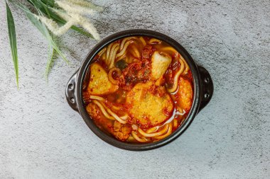 Kimchi nabe udon (Japon usulü Kimchi Hot Pot Udon)