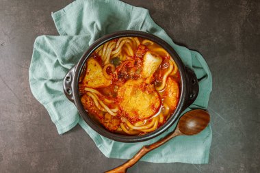Kimchi nabe udon (Japon usulü Kimchi Hot Pot Udon)