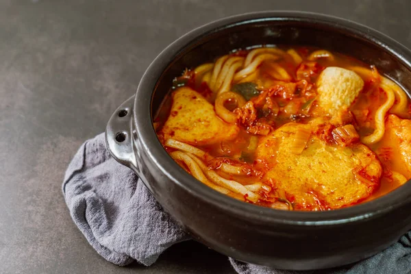 Kimchi nabe udon (Japon usulü Kimchi Hot Pot Udon)