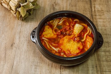 Kimchi nabe udon (Japon usulü Kimchi Hot Pot Udon)
