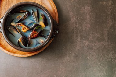 Honghaptang, Kore usulü midye çorbası: Bir tencere suyu turp, kırmızı ve yeşil biberle kaynatın ve sonra midye ekleyin. Tüm malzemeleri bir süreliğine kaynamaya bir araya getir. Bu doyurucu çorba kabuklu midyelerle hazırlandı..