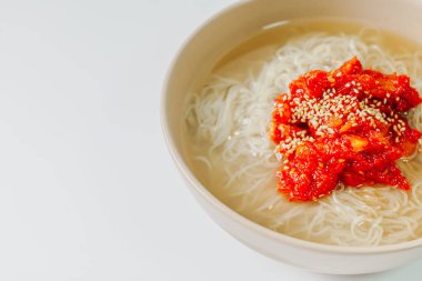 Hoenaengmyeon, Kore usulü çiğ balıklı soğuk karabuğday eriştesi: Bu yemek naengmyeon (soğuk karabuğday eriştesi) ile baharatlı kırmızı biber tozu karıştırılmış ve üzeri pollock (dilimlenmiş ve baharatlı çiğ paten) ve sebzelerden oluşur. Şey... 