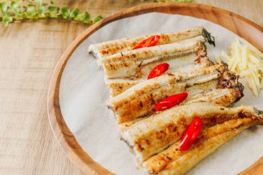 Jangeogui, temizlenmiş yılan balığı, tuz, soya sosu, gochujang ve daha sonra tatmak ve ızgara ile tatlandırılır. Yılanbalığı, A, B ve C vitaminleri bakımından zengindir. Yaşlanmayla mücadele eder ve cildi sağlıklı ve genç tutar..