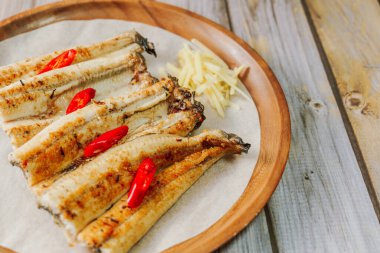 Jangeogui, temizlenmiş yılan balığı, tuz, soya sosu, gochujang ve daha sonra tatmak ve ızgara ile tatlandırılır. Yılanbalığı, A, B ve C vitaminleri bakımından zengindir. Yaşlanmayla mücadele eder ve cildi sağlıklı ve genç tutar..