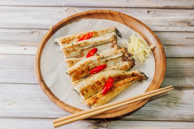 Jangeogui, temizlenmiş yılan balığı, tuz, soya sosu, gochujang ve daha sonra tatmak ve ızgara ile tatlandırılır. Yılanbalığı, A, B ve C vitaminleri bakımından zengindir. Yaşlanmayla mücadele eder ve cildi sağlıklı ve genç tutar..