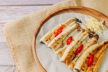 Jangeogui, temizlenmiş yılan balığı, tuz, soya sosu, gochujang ve daha sonra tatmak ve ızgara ile tatlandırılır. Yılanbalığı, A, B ve C vitaminleri bakımından zengindir. Yaşlanmayla mücadele eder ve cildi sağlıklı ve genç tutar..