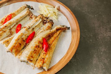 Jangeogui, temizlenmiş yılan balığı, tuz, soya sosu, gochujang ve daha sonra tatmak ve ızgara ile tatlandırılır. Yılanbalığı, A, B ve C vitaminleri bakımından zengindir. Yaşlanmayla mücadele eder ve cildi sağlıklı ve genç tutar..