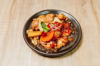 Andongjimdak, Kore haşlanmış tavuğu: Bu yemeği yapmak için, tavuk havuç, patates ve diğer sebzelerle birlikte soya sosuna dayalı baharatla birlikte parçalara ayrılır.. 