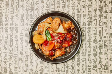 Andongjimdak, Kore haşlanmış tavuğu: Bu yemeği yapmak için, tavuk havuç, patates ve diğer sebzelerle birlikte soya sosuna dayalı baharatla birlikte parçalara ayrılır..