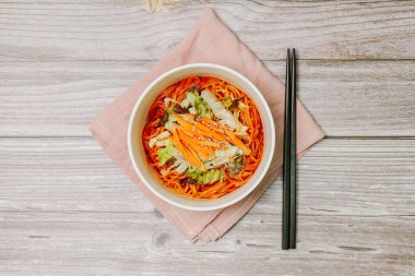 Jjolmyeon, çiğnenebilirlikleriyle karakterize edilen kalın un eriştelerine gönderme yapar. Genellikle salatalık, lahana ve fasulye filizi ile kaplıdır ve masada gochujang (kırmızı biber ezmesi) sosu ile karıştırılır..