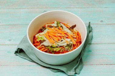 Jjolmyeon, Kore Baharatlı Çiğneme Eriştesi: Jjolmyeon, çiğnenebilirlikleriyle karakterize edilen kalın un şehriyelerine atıfta bulunur. Genellikle salatalık, lahana ve fasulye filizi ile kaplıdır ve masada gochujang (kırmızı biber ezmesi) sosu ile karıştırılır..