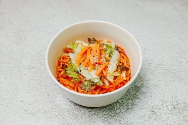 Jjolmyeon, çiğnenebilirlikleriyle karakterize edilen kalın un eriştelerine gönderme yapar. Genellikle salatalık, lahana ve fasulye filizi ile kaplıdır ve masada gochujang (kırmızı biber ezmesi) sosu ile karıştırılır..