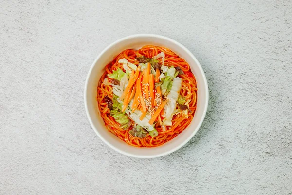 Jjolmyeon, çiğnenebilirlikleriyle karakterize edilen kalın un eriştelerine gönderme yapar. Genellikle salatalık, lahana ve fasulye filizi ile kaplıdır ve masada gochujang (kırmızı biber ezmesi) sosu ile karıştırılır..