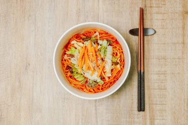 Jjolmyeon, çiğnenebilirlikleriyle karakterize edilen kalın un eriştelerine gönderme yapar. Genellikle salatalık, lahana ve fasulye filizi ile kaplıdır ve masada gochujang (kırmızı biber ezmesi) sosu ile karıştırılır..