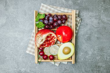 sepet içinde çeşitli meyve