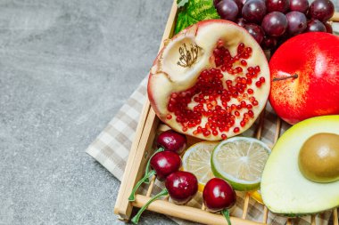 sepet içinde çeşitli meyve