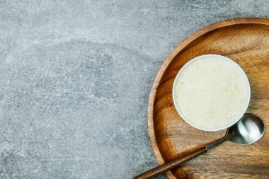 Beyaz kasedeki lezzetli pirinç.