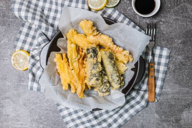 Kızarmış Laver Roll, siyah tabakta kızarmış kalamar atıştırması.