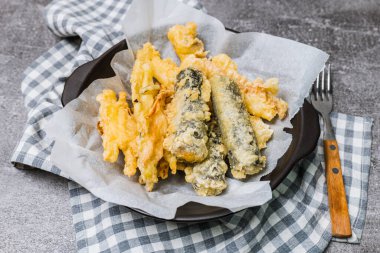 Kızarmış Laver Roll, siyah tabakta kızarmış kalamar atıştırması.