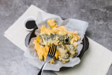 Kızarmış Laver Roll, siyah tabakta kızarmış kalamar atıştırması.