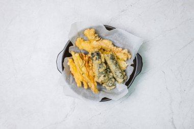 Kızarmış Laver Roll, siyah tabakta kızarmış kalamar atıştırması.