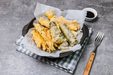 Kızarmış Laver Roll, siyah tabakta kızarmış kalamar atıştırması.