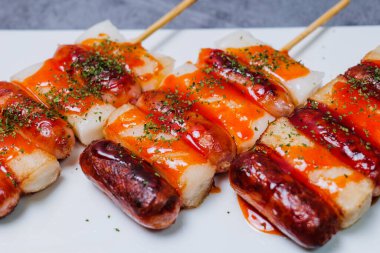 Sotteok-sotteok, Kore şiş sosisi ve pirinç keki.