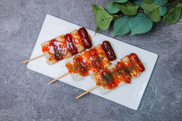 Sotteok-sotteok, Kore şiş sosisi ve pirinç keki.