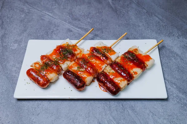 Sotteok-sotteok, Kore şiş sosisi ve pirinç keki.