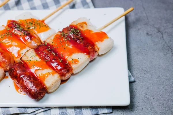 Sotteok-sotteok, Kore şiş sosisi ve pirinç keki.