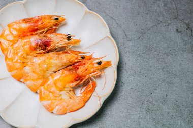 Karides pişirilmiş deniz ürünleri karides ve doğal ürünler için aperatif. Gıda arka planı kopyalama alanı sağlıklı çiğ pesseeter yemek