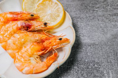 Karides pişirilmiş deniz ürünleri karides ve doğal ürünler için aperatif. Gıda arka planı kopyalama alanı sağlıklı çiğ pesseeter yemek