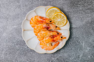 Karides pişirilmiş deniz ürünleri karides ve doğal ürünler için aperatif. Gıda arka planı kopyalama alanı sağlıklı çiğ pesseeter yemek