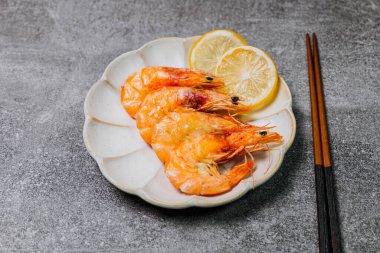 Karides pişirilmiş deniz ürünleri karides ve doğal ürünler için aperatif. Gıda arka planı kopyalama alanı sağlıklı çiğ pesseeter yemek