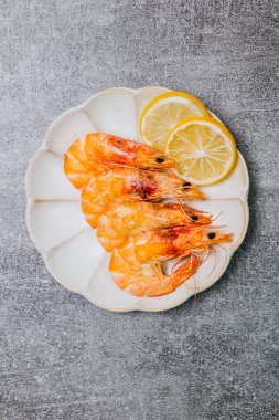 Karides pişirilmiş deniz ürünleri karides ve doğal ürünler için aperatif. Gıda arka planı kopyalama alanı sağlıklı çiğ pesseeter yemek