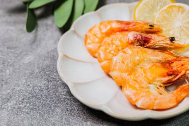 Karides pişirilmiş deniz ürünleri karides ve doğal ürünler için aperatif. Gıda arka planı kopyalama alanı sağlıklı çiğ pesseeter yemek