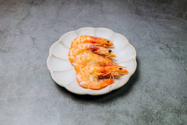 Karides pişirilmiş deniz ürünleri karides ve doğal ürünler için aperatif. Gıda arka planı kopyalama alanı sağlıklı çiğ pesseeter yemek