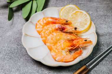 Karides pişirilmiş deniz ürünleri karides ve doğal ürünler için aperatif. Gıda arka planı kopyalama alanı sağlıklı çiğ pesseeter yemek