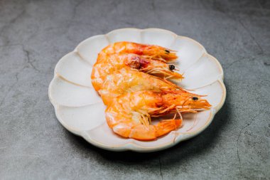 Karides pişirilmiş deniz ürünleri karides ve doğal ürünler için aperatif. Gıda arka planı kopyalama alanı sağlıklı çiğ pesseeter yemek