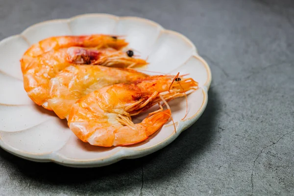 Karides pişirilmiş deniz ürünleri karides ve doğal ürünler için aperatif. Gıda arka planı kopyalama alanı sağlıklı çiğ pesseeter yemek