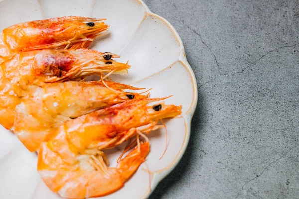 Karides pişirilmiş deniz ürünleri karides ve doğal ürünler için aperatif. Gıda arka planı kopyalama alanı sağlıklı çiğ pesseeter yemek