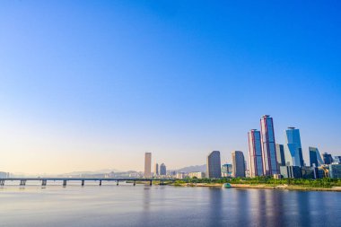 Yeouido 'daki gökdelenler, Han Nehri, Seul, sabah alındı.