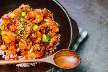 Nakjideopbap, Kore usulü baharatlı pilav üzerine kızarmış ahtapot: Bu yemek yağlı bir tavada yüksek sıcaklıkta sosla birlikte kızarmış soğan ve havuçla yapılır. Isırık büyüklüğünde ahtapot parçaları yarı pişmiş sebzelere eklenir. Bu...