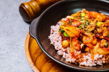 Nakjideopbap, Kore usulü baharatlı pilav üzerine kızarmış ahtapot: Bu yemek yağlı bir tavada yüksek sıcaklıkta sosla birlikte kızarmış soğan ve havuçla yapılır. Isırık büyüklüğünde ahtapot parçaları yarı pişmiş sebzelere eklenir. Bu...