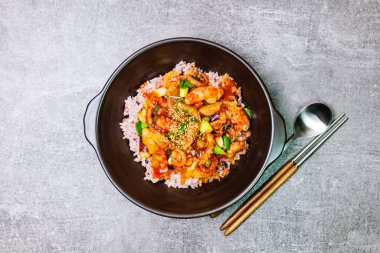 Nakjideopbap, Kore usulü baharatlı pilav üzerine kızarmış ahtapot: Bu yemek yağlı bir tavada yüksek sıcaklıkta sosla birlikte kızarmış soğan ve havuçla yapılır. Isırık büyüklüğünde ahtapot parçaları yarı pişmiş sebzelere eklenir. Bu...